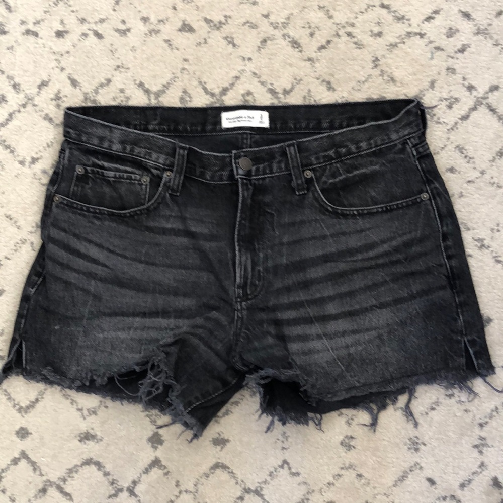 Black mid rise boyfriend short